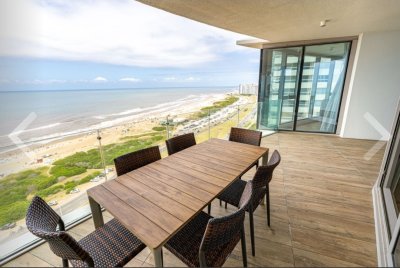 En venta apartamento con vista al mar de 3 dormitorios en playa Brava, Punta del Este