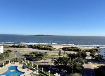 Depatyamento en venta en torre de categoría de Playa Mansa, Punta del Este