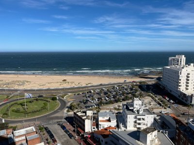 Apartamento en alquiler de 3 dormitorios en Primera Linea de Playa Mansa , Punta del este