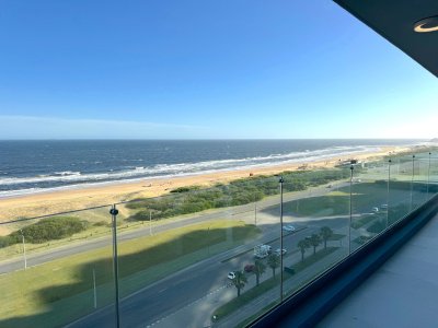 Vende apartamento con vista al mar de 3 dormitorios en suite, en Brava Punta del este