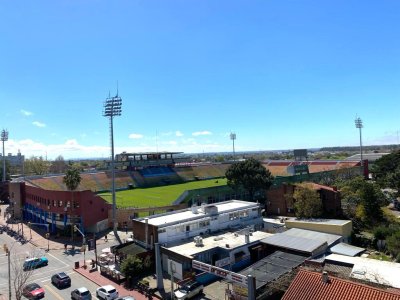Vende apartamento de 2 dormitorios, con excelente iluminacion en el centro de Maldonado.