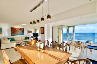 OPORTUNIDAD. APARTAMENTO DE 3 DORMITORIOS, FRENTE AL MAR EN PLAYA MANSA. PUNTA DEL ESTE