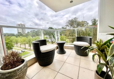 En venta apartamento en Playa Mansa de 3 dormitorios, con parrillero en el Balcon