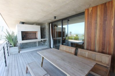 Apartamento de 2 dormitorios en Manantiales con vista al mar.