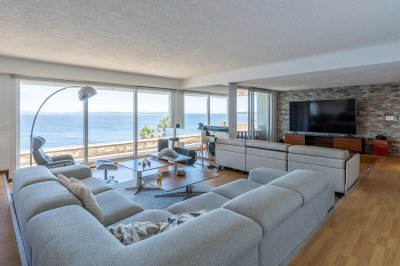 Vende apartamento con vista al mar, de 3 dormitorios en Punta Ballena.