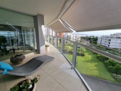 Apartamento de 3 dormitorios frente a Mansa. Punta del Este