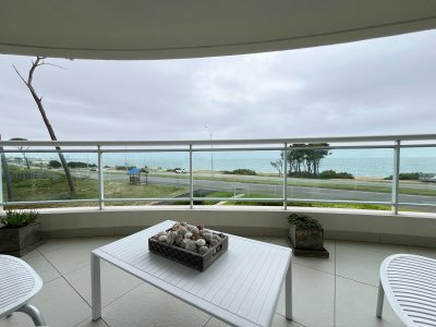 Vende apartamento de 3 dormitorios, con vista al mar en Mansa, Punta del Este.