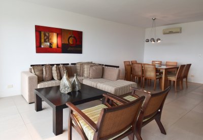 En venta Apartamento frente al mar - Punta del Este de 2 Dormitorios 