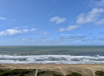 Vende apartamento en Brava - Punta del Este de 3 dormitorios con vista al mar.
