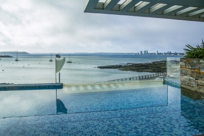 Apartamento Único Frente al Mar en Zona Puerto con Piscina Privada.