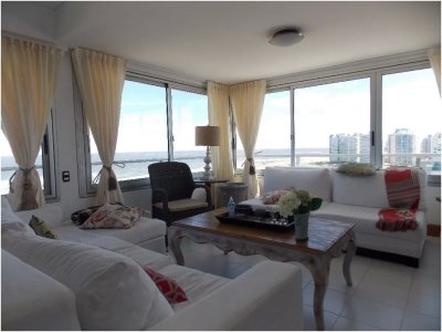 Departamento frente a Playa Brava de 3 dorm + dep. en venta.  Torre Tir¡buron