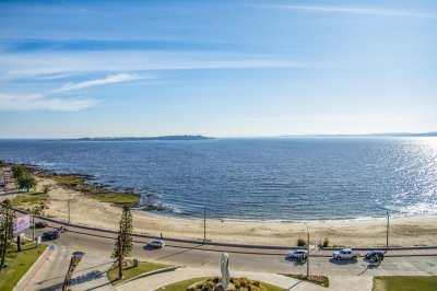 Torre frente al mar, departamento en venta, 3 suites. Punta del Este. Torre Malecon.