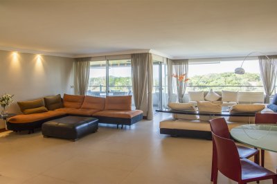 Apartamento de 4 dormitorios en Punta del Este frente al mar en Playa Brava