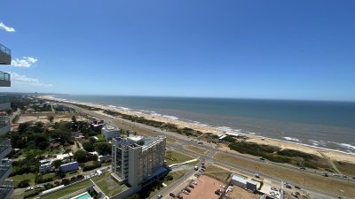 Apartamento en venta de 3 dormitorios en Playa Brava con vista al mar