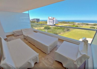 En venta exclusivo apartamento en Playa Brava, con vista al mar de 2 dormitorios.