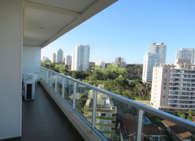 Vende apartamento de 2 dormitorios en Brava, Punta del Este.