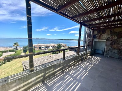 Vende apartamento en Punta Ballena frente al mar