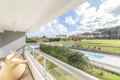 Vende apratamento en Brava Punta del Este de 3 dormitorios en suite. 