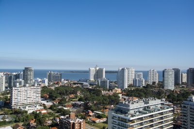 Vende apartamento en Piso Alto, Torre Icon, Aidy Grill, Punta del Este. Playa Brava 