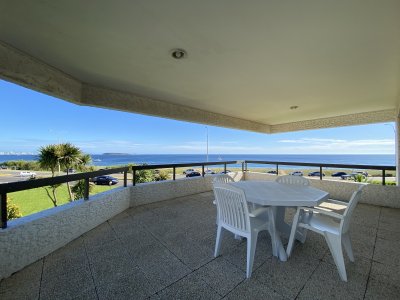 Vende Apartamento con excelente vista al mar de 3 Dormitorios, en Pinares Punta del Este