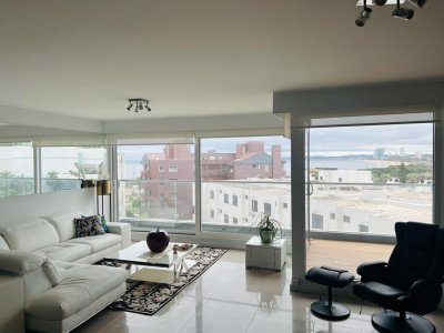 Vende impecable apartamento de 3 dormitorios, con terraza en Mansa, Punta del Este.
