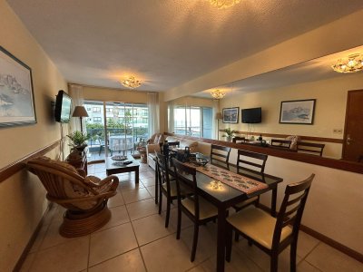 Vende apartamento frente al mar de 3 dormitorios en Península - Punta del Este