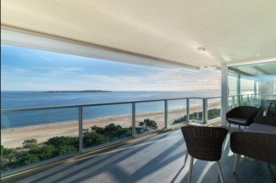 Vende apartamento de 4 dormitorios en Mansa, Punta del Este.