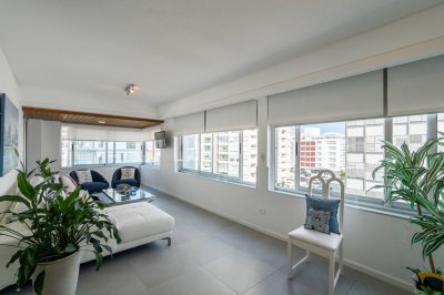Vende apartamento de 2 dormitorios en Península, Punta del Este