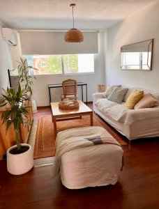 Vende apartamento de 1 dormitorio en Montevideo, Tres cruces, con hermosa terraza.