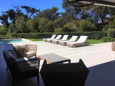 Espectacular departamento con Piscina Propia en venta, complejo frente al mar