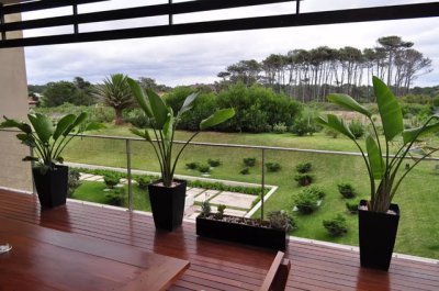 Departamento de 3 suites + dependencia en venta, frente al mar. Punta del Este