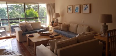 Departamento de 3 dormitorios mas dependencia en venta. Punta del Este