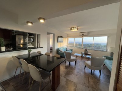 Vende apartamento en Punta del Este de 2 dormitorios.