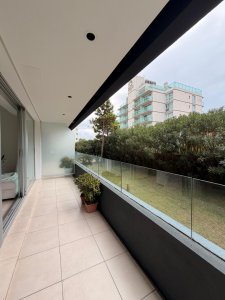 En venta apartamento de e Dormitorios en Mansa, Punta del Este con balcon
