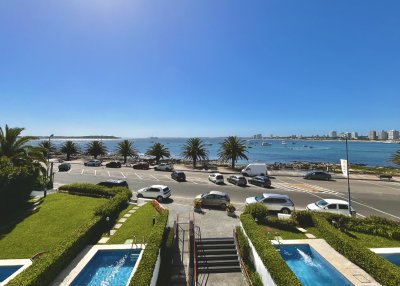 Vende Apartamento en Puerto- Punta del Este de 3 dormitorios.