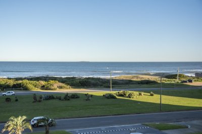 Departamento en venta frente al mar. Torre Lobos, Playa Brava, 3 dormitorios.