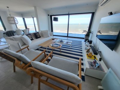 Vende apartamento de Punta del Este frente al mar, de 3 dormitorios.