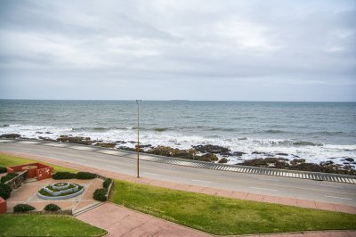 Departamento de 3 dormitorio con parrillero en venta , ultimo piso frente al mar, Punta del Este