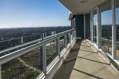 Apartamento en venta de 3 dormitorios y servicio, Torre One, punta del este 