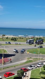 En alquiler apartamento de 3 dormitorios en Brava, Punta del Este, en agradable entorno 