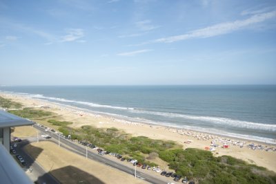 Apartamento de 2 suites, en torre de categoria frente al mar.