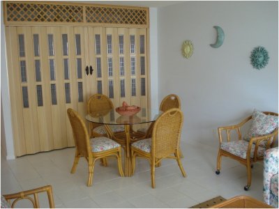 Con amplio espacio, te ofrecemos este acogedor departamento en edificio Palm Beach