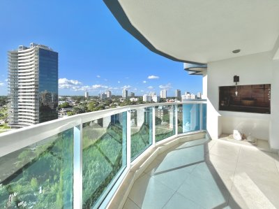 Vende apartamento de 2 dormitorios en Punta del Este.