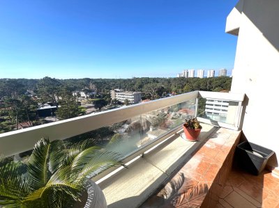 Vende apartamento de 2 dormitorios en Roosevelt, Punta del Este.