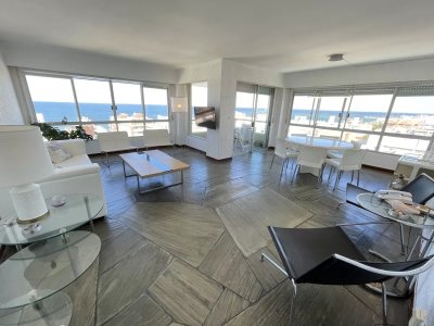 Apartamento de 3 dormitorios en Península, Punta del Este con vista al mar