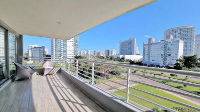 Apartamento esquinero en Alexander Boulevard, 3 Suites, terraza al frente