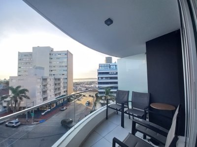 Vende apartamento penthouse, 2 dormitorios, vista al puerto, con parrillero, Peninsula, Punta del Este 