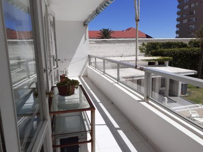 Apartamento en venta de 2 dormitorios en La Península a una cuadra del mar