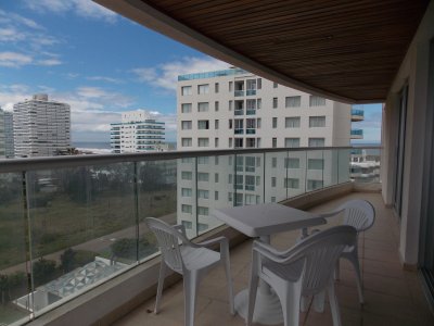 Vende apartamento a metros del mar en Brava Punta del Este de 3 dormitorios. 