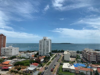 Se vende apartamento de 3 dormitorios más dependencia completa en Punta del Este. Terraza con parrillero propio. 